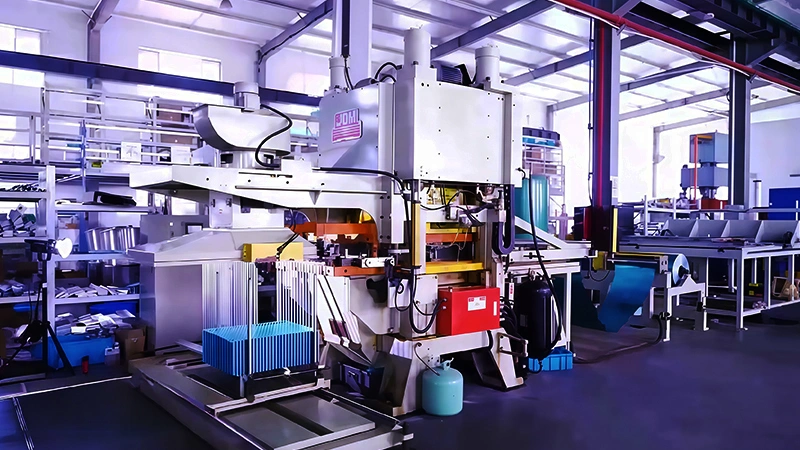 Taller de fabricación de intercambiadores de calor de aletas - Prensa de aletas