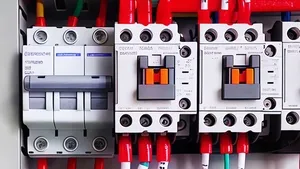 Instalación del cable de alimentación del enfriador industrial